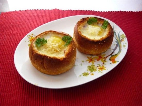 Как приготовить яичницу с колбасой в булке?