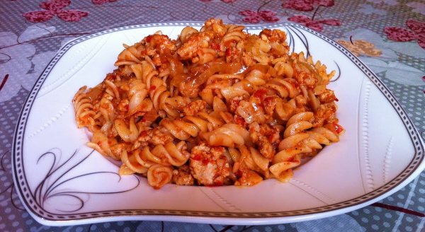 Макароны, тушеные в сковороде с мясом, курицей, овощами