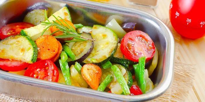 Овощи, печеные в духовке с розмарином в форме