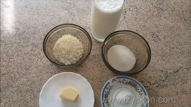Перед тем как сварить молочный рисовый суп, подготовьте все ингредиенты.