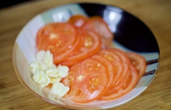 Помидоры шинкуем тоненькими кружками