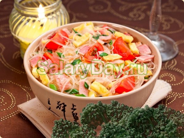 Салат из фунчозы с ветчиной и овощами