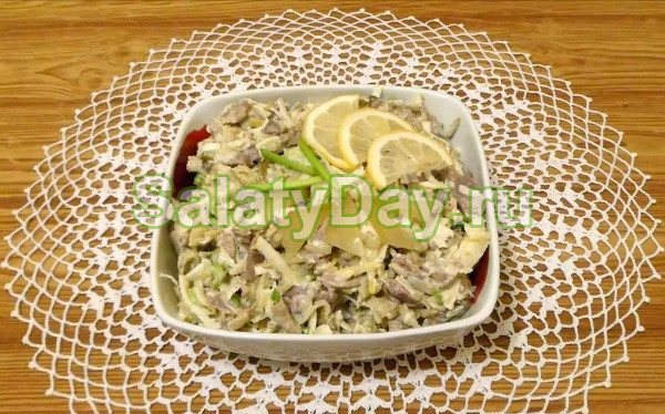 Салат из куриных желудков и маринованных огурцов